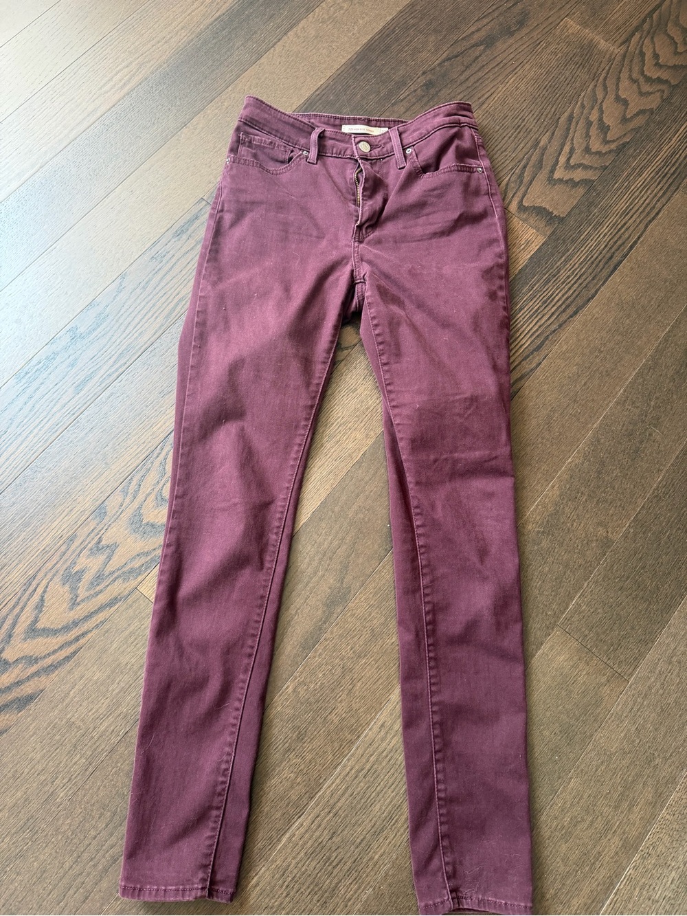 Womenโs Leviโs Slim Stretch Burgundy Pants